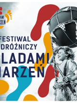 Dziewczynka w koszyku od balona, patrzy w dal przykładając dłoń do czoła. W tle kolorowe ślady stóp.