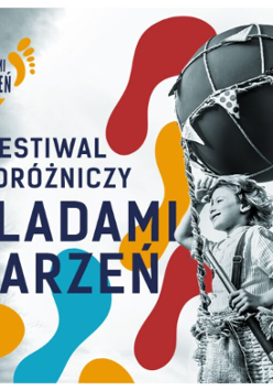 Dziewczynka w koszyku od balona, patrzy w dal przykładając dłoń do czoła. W tle kolorowe ślady stóp.