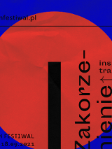 Czerwony okrąg, błękitne tło, na środku czarna kreska. Grafika przypomina kwiatek.