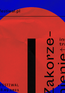 Czerwony okrąg, błękitne tło, na środku czarna kreska. Grafika przypomina kwiatek.