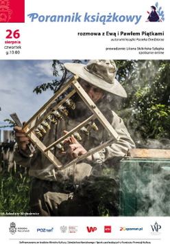 Zdjęcie pszczelarza przy ulu.