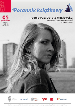 Czarno białe zdjęcie kobiety, która odwraca się w stronę kamery.