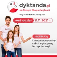 Po lewej stronie stoją uśmiechnięci młody mężczyzna, kobieta i mała dziewczynka, są ubrani w koszulki z napisem "dyktanda.pl". Po prawej napisy informujące o dyktandzie.