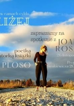 Joanna Roszak na kamienistej drodze.