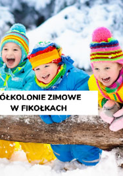 3 dzieci opartych o pień leżącego drzewa w ciepłych ubraniach. Dookoła dużo śniegu.