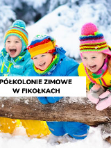3 dzieci opartych o pień leżącego drzewa w ciepłych ubraniach. Dookoła dużo śniegu.