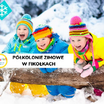 3 dzieci opartych o pień leżącego drzewa w ciepłych ubraniach. Dookoła dużo śniegu.