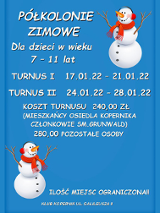 Białe napisy informujące o wydarzeniu na niebieskim tle. W prawym górnym i lewym dolnym roku grafika przedstawiająca bałwanki.