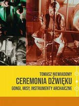 mężczyzna grający na gitarze