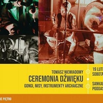 mężczyzna grający na gitarze