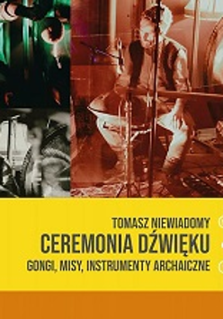 mężczyzna grający na gitarze