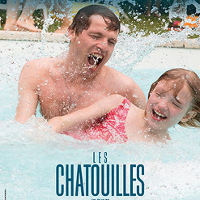 plakat filmu "Łaskotki" przedstawiający mężczyznę i dziewczynkę pływających w basenie