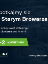 Po lewej stronie plakatu samochód marki Porshe, w centralnej części informacje dotyczące wydarzenia, po prawej stronie widoczny gmach Starego Browaru.