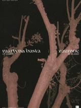 Konary drzewa widziane nocą, w odrealnionej, różowej tonacji oraz białe napisy z nazwami artystów.