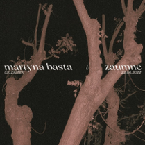 Konary drzewa widziane nocą, w odrealnionej, różowej tonacji oraz białe napisy z nazwami artystów.