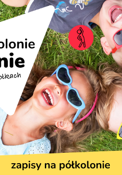 Dzieci w okularach słonecznych leżące na trawie.