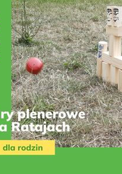 Wieża z klocków na trawie i piłeczka."Gry plenerowe na Ratajach dla rodzin. 1 maja 2022".