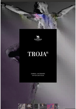 Tancerz na jednej nodze z szeroko rozłożonymi rękoma i głową odchyloną do tyłu."Troja".