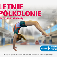 Dziewczynka wykonuje akrobacje.