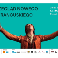 Mężczyzna na turkusowym tle ubrany w beżową koszule z kołnierzem oraz brązową kurtke z haftami na klapach wznosi ręce i odchyla głowę oraz zamyka oczy.