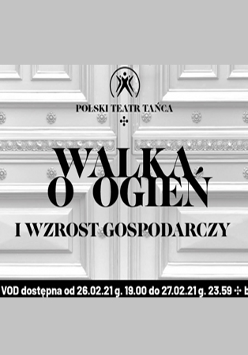 Fragment jasnych, zdobionych drzwi. Czarne napisy z tytułem spektaklu.