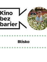 Grafika przedstawia logo Kina bez barier na białym tle i kadrem z filmu w okręgu. Kadr przedstawia młodego chłopaka, który brodzi w polu kwiatów. Poniżej duży czarny tytuł "Blisko" pomiędzy rzędami zielonych kropek.