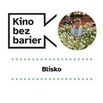 Grafika przedstawia logo Kina bez barier na białym tle i kadrem z filmu w okręgu. Kadr przedstawia młodego chłopaka, który brodzi w polu kwiatów. Poniżej duży czarny tytuł "Blisko" pomiędzy rzędami zielonych kropek.