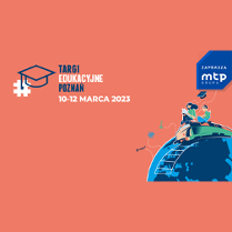 Różowa grafika z napisami informującymi o wydarzeniu. W prawym dolnym rogu fragment kuli ziemskiej, po której porusza się pociąg. Na nim siedzą chłopak i dziewczyna czytający książki.