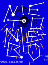 Biało-żółte kreski i figury geometryczne na niebieskim tle.