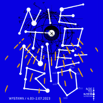 Biało-żółte kreski i figury geometryczne na niebieskim tle.