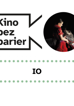 Grafika przedstawia logo Kina bez barier na białym tle i kadr z filmu w okręgu. Kadr przedstawia kobietę w czerwonej sukni trzymającą osła w uprzęży. Poniżej duży czarny tytuł "IO" pomiędzy rzędami zielonych kropek.