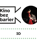 Grafika przedstawia logo Kina bez barier na białym tle i kadr z filmu w okręgu. Kadr przedstawia kobietę w czerwonej sukni trzymającą osła w uprzęży. Poniżej duży czarny tytuł "IO" pomiędzy rzędami zielonych kropek.