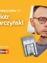 Plakat ze zdjęciem autora i okładką książki w prawej części. W części lewej u góry białe napisy na pomarańczowym tle.