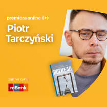 Plakat ze zdjęciem autora i okładką książki w prawej części. W części lewej u góry białe napisy na pomarańczowym tle.