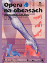 Na pomarańczowo-różowym tle przypominającym drewnianą podłogę i fragment ściany, widać nogę ze stopą zwróconą w dół, która wskazuje na wykonywanie figury baletowej. Po prawej stronie znajdują się trzy czerwone buty z wysokimi obcasami. W dolnej części znajdują się dwa buty z wysokimi obcasami, ten znajdujący się bliżej lewej krawędzi jest niebieski, a ten bliżej prawej krawędzi jest czerwony. Z obrazu wyróżnia się duży napis: OPERA NA OBCASACH.