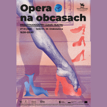 Na pomarańczowo-różowym tle przypominającym drewnianą podłogę i fragment ściany, widać nogę ze stopą zwróconą w dół, która wskazuje na wykonywanie figury baletowej. Po prawej stronie znajdują się trzy czerwone buty z wysokimi obcasami. W dolnej części znajdują się dwa buty z wysokimi obcasami, ten znajdujący się bliżej lewej krawędzi jest niebieski, a ten bliżej prawej krawędzi jest czerwony. Z obrazu wyróżnia się duży napis: OPERA NA OBCASACH.