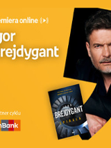 Plakat ze zdjęciem pisarza i okładką książki. Białe napisy informujące o wydarzeniu na pomarańczowym tle.