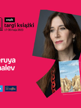 Plakat ze zdjęciem pisarki i okładką książki w prawej części. W części lewej imię i nazwisko na różowym tle.