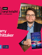 Plakat ze zdjęciem autora i okładką książki w prawej części. W części lewej imię i nazwisko na różowym tle.