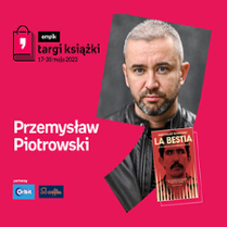 Plakat ze zdjęciem pisarza i okładką książki w prawej części. W części lewej imię i nazwisko na różowym tle.