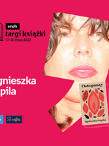 Plakat ze zdjęciem pisarki i okładką książki w prawej części. W części lewej imię i nazwisko na różowym tle.