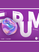 Białe napisy informujące o wydarzeniu na fioletowym tle. W tym duże litery układające się w wyraz "Forum". Litera "O" jest w formie kolorowej kropli.