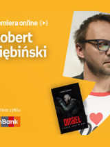 Plakat ze zdjęciem autora i okładką książki w prawej części. W części lewej imię i nazwisko na pomarańczowym tle.