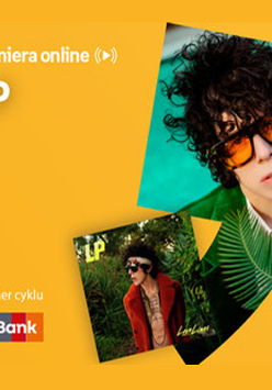 Plakat ze zdjęciem artystki i okładką płyty w prawej części. W części lewej pseudonim na pomarańczowym tle.