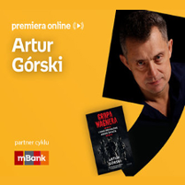 Plakat ze zdjęciem autora i okładką książki w prawej części. W części lewej imię i nazwisko na pomarańczowym tle.