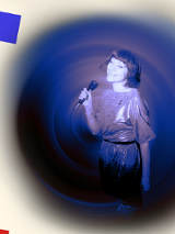 zdjęcia usmiechniętej kobiety z mikrofonem