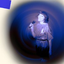 zdjęcia usmiechniętej kobiety z mikrofonem