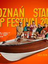 Wykonawcy w motorówce na pomarańczowym tle