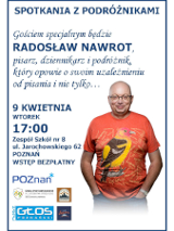 Zdjęcie uśmiechniętego podróżnika na białym tle