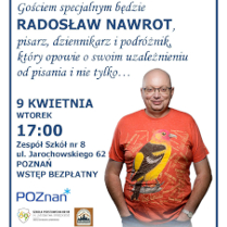 Zdjęcie uśmiechniętego podróżnika na białym tle